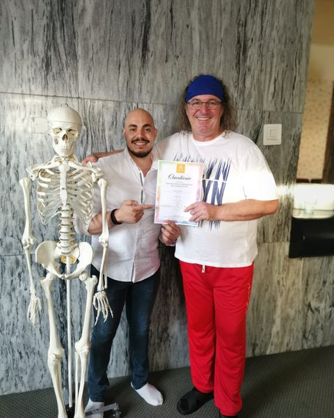 Maroš Kellner s Dr. Mohamadom Achim a certifikátom, vedľa kostra